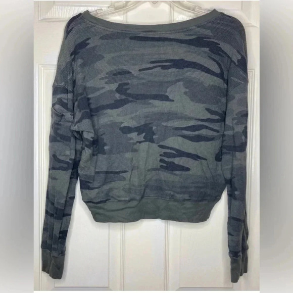 Woman SPLENDID olive Green Camouflage Thermal Pullover Cropped Sweatshirt Small - Picture 3 of 4